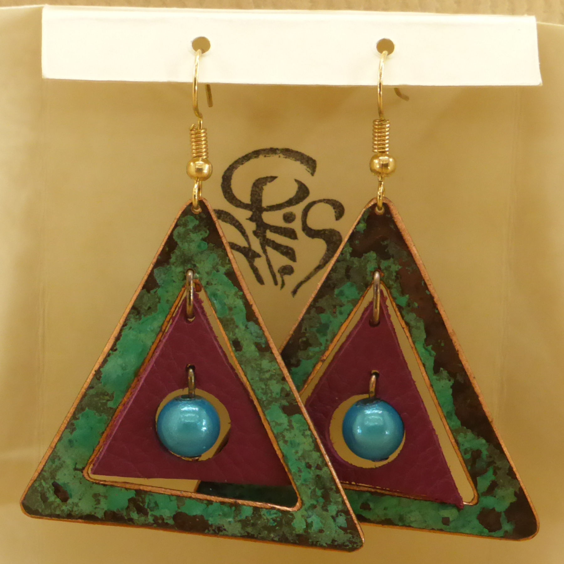 Triangle earrings in patinated copper, mauve leather and pearl