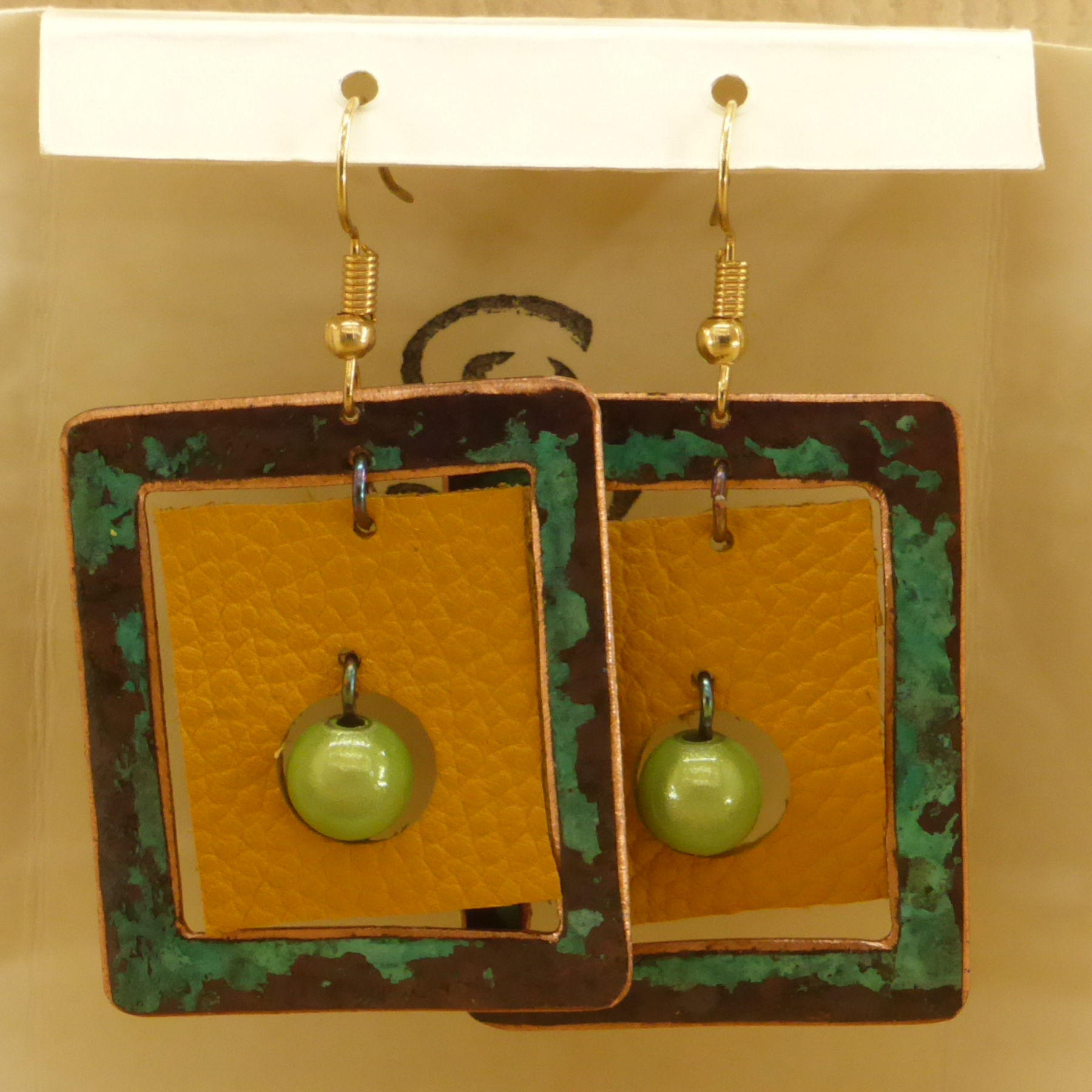 Square earrings in patinated copper, fawn leather and pearl