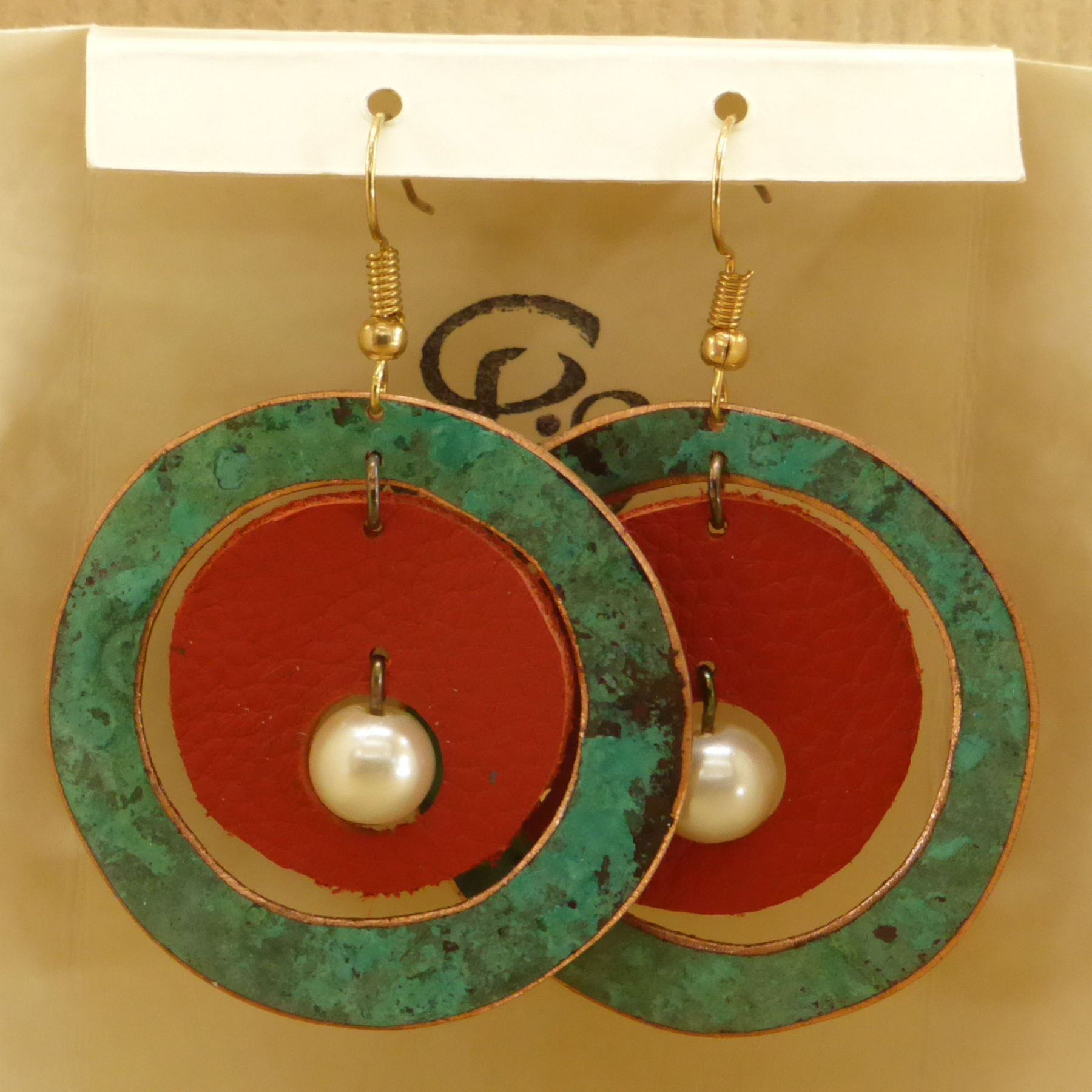 Boucles d'oreilles anneau de cuivre patiné, cuir rouge et perle