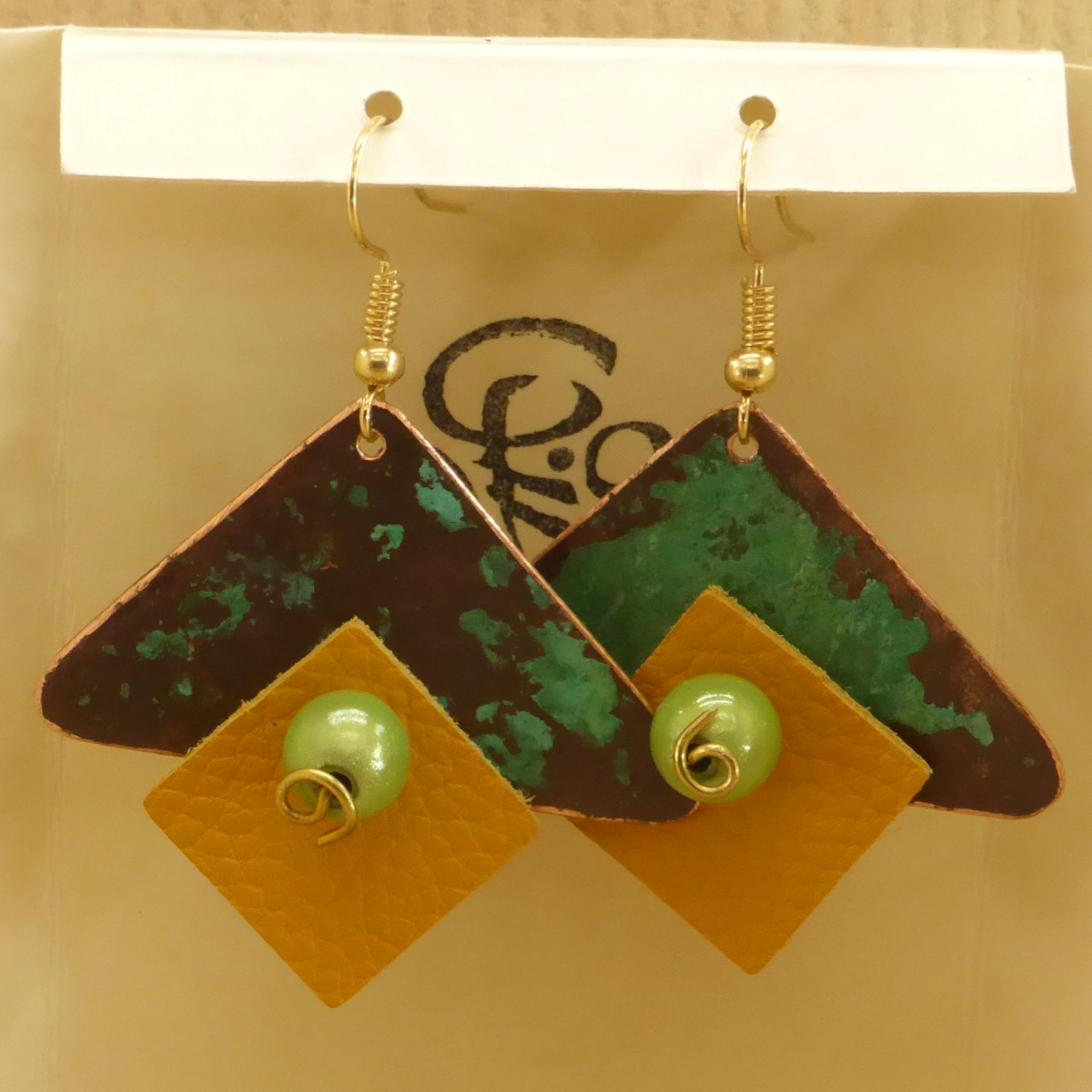 Boucles d’oreilles triangle cuivre patiné, carré cuir fauve et perle verte