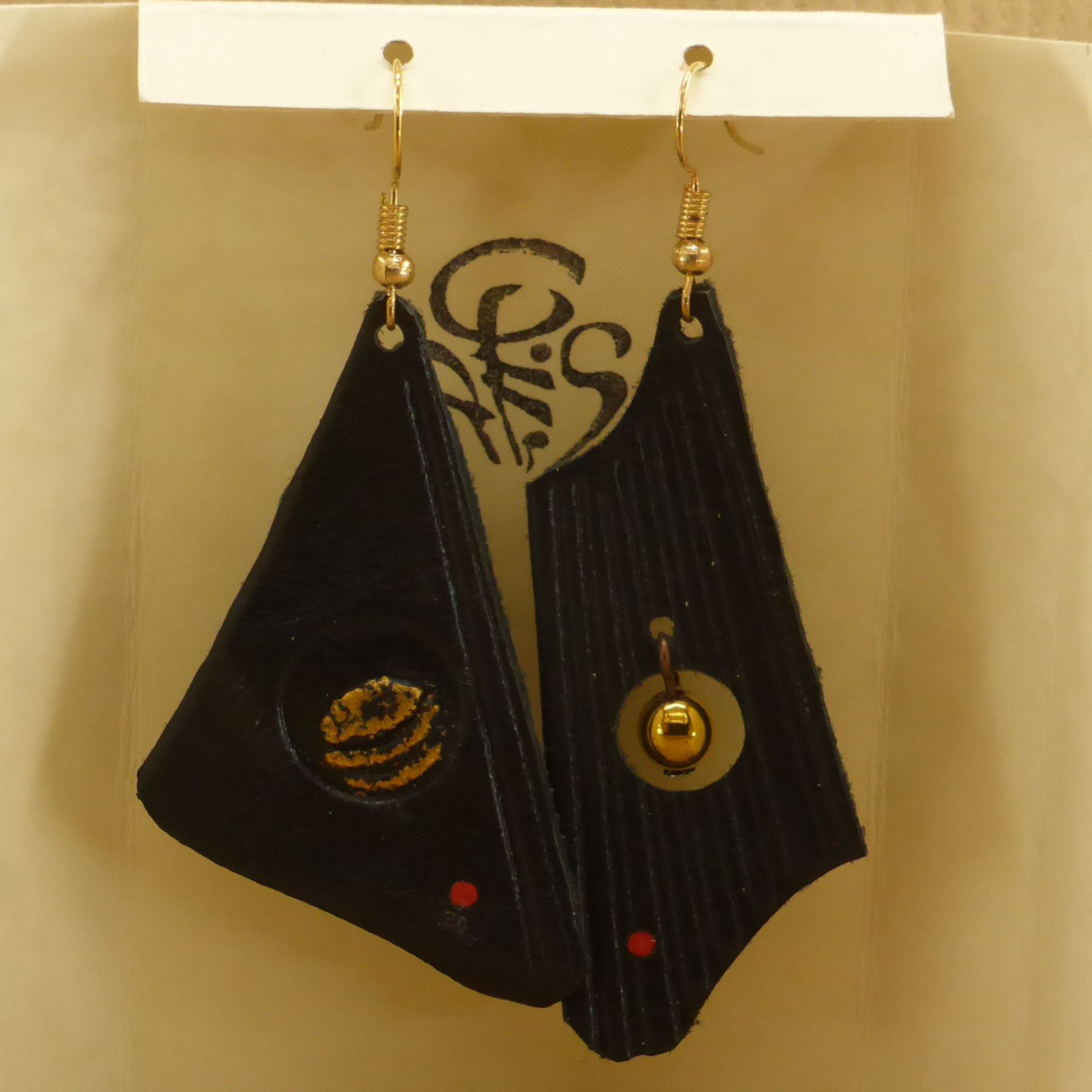 Asymmetrical earrings - Black leather, gilding and gold hematite pearl