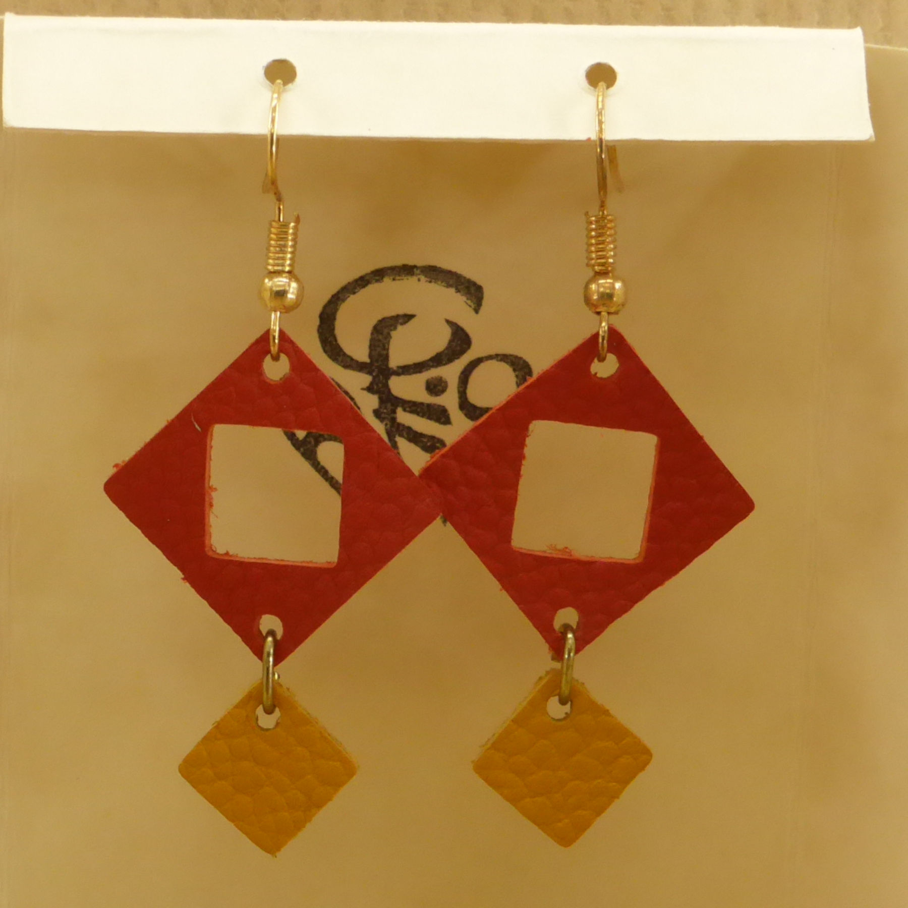 Boucles d'oreilles contemporaines cuirs rouge et fauve, carrés et losange