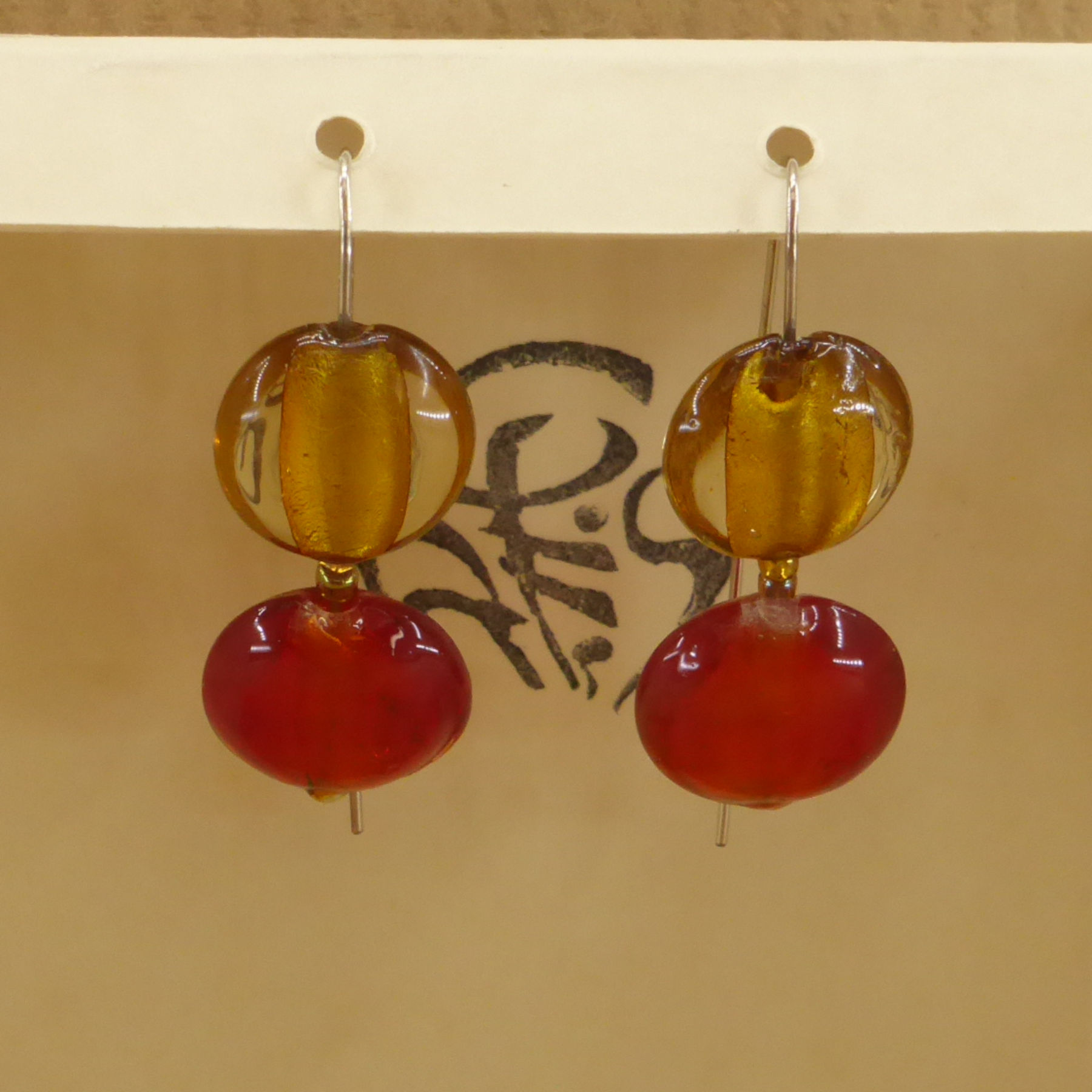 Boucles d'oreilles perles de verre rouge et or