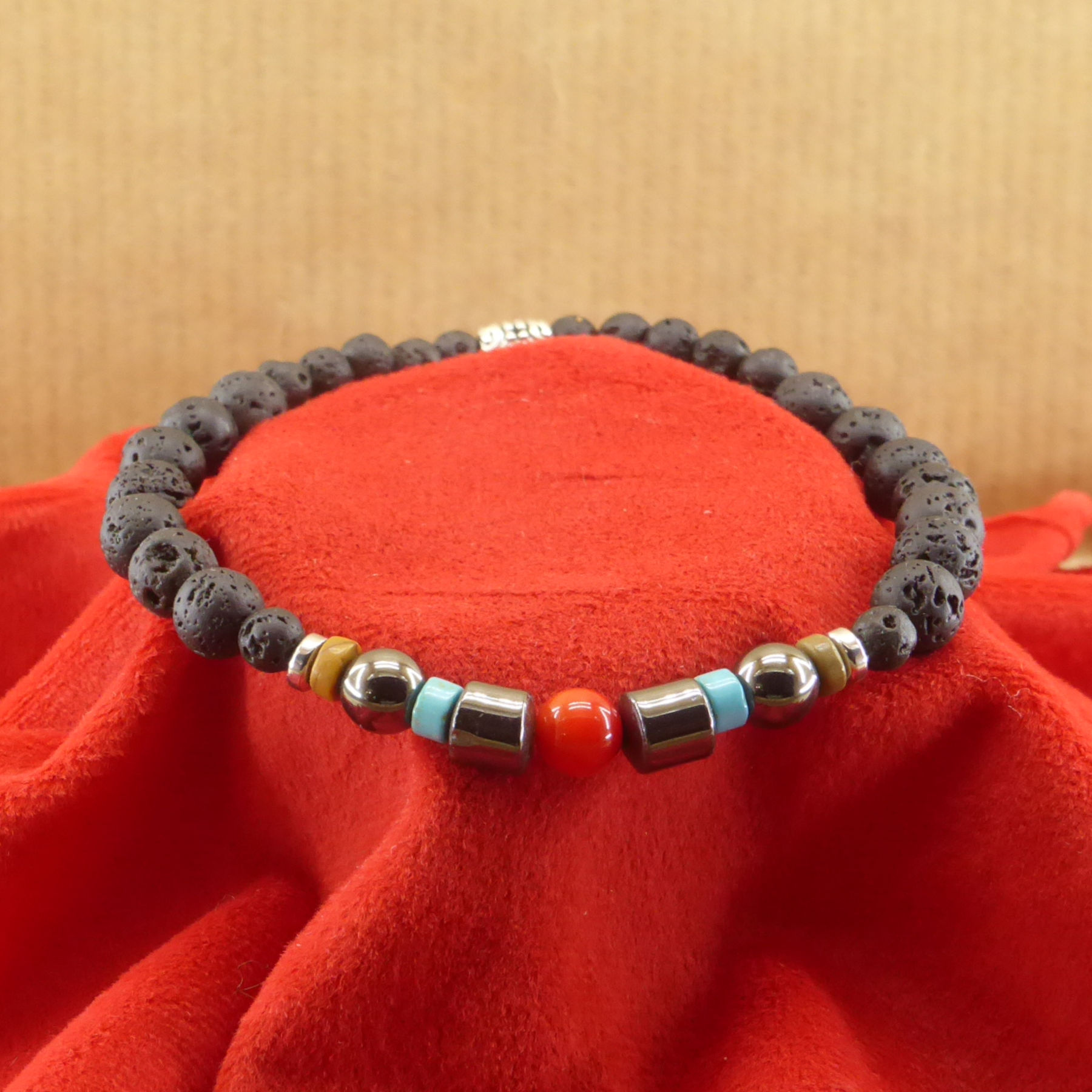 Bracelet hématite cylindrique noire et perles rouge
